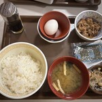 すき家 秋田泉店 - 牛たまかけ朝食・ごはん並盛 420円（クーポン利用▲50円で、370円）