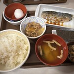 すき家 秋田泉店 - 牛塩さばたまかけ朝食・ごはん並盛 540円（クーポン利用▲50円で、490円）