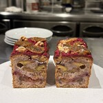 Haruka Murooka - 無花果とプルーンのパウンドケーキ
      背景は横浜は伊勢佐木長者町の〝CIVIDALE〟さんの厨房