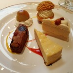 ラ・グランターブル ドゥ キタムラ - 上から時計回りに、ダブルシュー、ナッツムースケーキ、クリームチーズケーキ、チョコとナッツのブラウニー、サバラン生クリーム添え　※ケーキのネーミングは大体です。