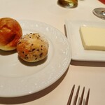 ラ・グランターブル ドゥ キタムラ - 右がゴマたっぷりパン、左はバターロール(嬉しい 出血大サービスのたっぷりバター付き)