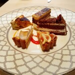 ラ・グランターブル ドゥ キタムラ - 上から時計回りに、オペラ、さくらんぼとチョコレートのケーキ、いちじくタルト、レモンタルト、りんごのジブースト　※ケーキのネーミングは大体です。