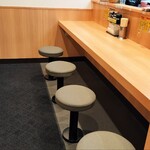 豚山 - カウンター席②