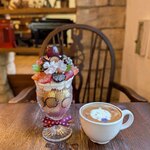 カーム ガーデン - プレミアム過ぎる花咲く葡萄パフェとカフェラテ