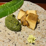 馳走 啐啄一十  - 【写真③】鮑(広島県)、肝と卵黄のソース