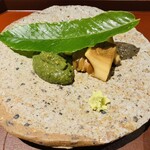 馳走 啐啄一十  - 【写真②】鮑(広島県)、肝と卵黄のソース