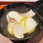 馳走 啐啄一十  - 【写真⑤】白甘鯛(山口県周南市徳山)と松茸(広島県)、蔵囲利尻昆布(奥井海生堂)出汁のお椀