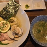 麺や くろえもん - 蛤の昆布水つけ麺は￥１４００ですが、夜メニューなので。￥３００のステッカーを初回は買う必要があります。