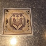 麺や くろえもん - 初回はこのステッカー（会員証みたいな・・）を昼に夜限定メニューを注文する場合は購入する必要があります。ただ、１１：００～２１：００迄の通し営業なので、どの時間を境に夜とするかは不明でした。