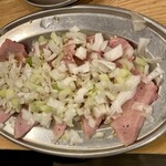 やきとん大王 - たん刺しは厚切りで食べ応えあり