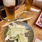 やきとん大王 - お通しのキャベツ？ビールは一番搾り❣️