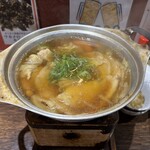 助六 - せんべい汁鍋は魚介系の出汁がしっかりと効いており、南部せんべいが煮汁を吸って柔らかく、郷土の温もりを感じる一品。