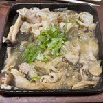 助六 - スタミナ源タレの焼肉は甘辛の味付けが肉の脂とよくなじみ、酒との相性も良い。