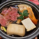 すき焼き 牛しゃぶ 松重 - 具は玉ねぎ、にんじん、豆腐、麩、エノキ、しいたけ