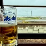 いさりび食堂 - 生ビール(650円)と波乗り道路と海