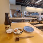 ダ酒家 - 料理写真:赤星と付け出し越しの店の内観