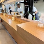 鮫麗 - 店内。ここで購入してホームに架設されたテーブル席でいただきます。