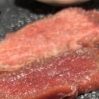 赤身焼肉 かるびあーの 新橋店 - 肉の変色具合が進み、まるで“灰色とブラックの境界線”を攻めた前衛アート。照明のせいか熟成の賜物か、判別不能な色味が逆に深みを演出しており、
                    シェフの哲学が静かに滲むワンカットでした。
                    