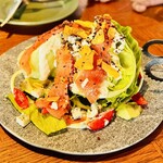 QUAYS pacific grill - レタスとサーモンマリネのウェッジサラダ