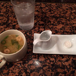 洋食ふくもと - お味噌汁とおしぼり