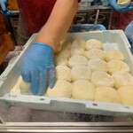 551蓬莱 本店 - 現場で製造しているスタッフさん