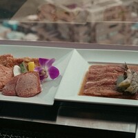 叙々苑 恵比寿ガーデンプレイス店 - 右が焼肉ランチ、左が吟味ランチのお肉です。