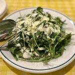 ピッツェリア カント デッラ テッラ - ルッコラセルバチカ、ピリ辛の葉にたっぷりかかったパルミジャーノが旨旨