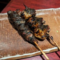 新宿うな鐵 はなれ - にらを巻いたヒレ、かぶと