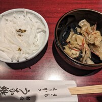 新宿うな鐵 はなれ - 紫蘇の実の乗った大根、舞茸と油揚げのお浸し
