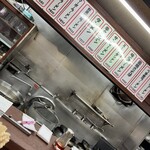 丸福 - 店内。細長い店内。