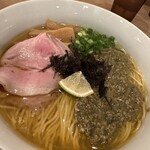人力俥 - 黄金色に透き通ったスープに細麺が合う！