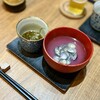 魚食堂 きてれつ - お通し(シジミ汁ともずく酢)