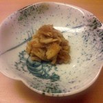 鮨 田可尾 - 帆立を出汁で煮て、いったん冷ました後、煮汁と大根下ろしと共に頂きます　帆立の旨みと煮汁、大根下ろしの味わいが素晴らしい！（承認済み）