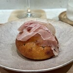 Haruka Murooka - 北海道産熟成メイクイーンを練り込んだ
      焼きたてフォカッチャ
      Freshly baked focaccia made with aged Hokkaido Make Queen bread