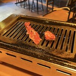 焼肉ホルモン にくろう - お肉を焼き焼き♪