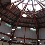 相間川温泉　ふれあい館 - 室内の照明。柱と梁の構造もデザイン的に素晴らしい。