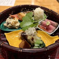 おおたに - 八寸　宮崎牛のローストビーフ
                    鰆の幽庵焼き　　じゃがいものハリハリ
                    揚げ鯖と里芋の味噌煮　柿と大徳寺麩の白和え                車麩のカナッぺ