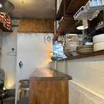 CURRY SHOP エイリアンズ - カウンター(右側が厨房)