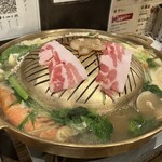 ムーガタ専門店 サワディー - 肉を焼いたら、油は出し汁へ　なんてSDGs