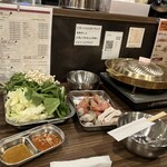 ムーガタ専門店 サワディー - 入店２分でテーブルに運ばれてくる品々