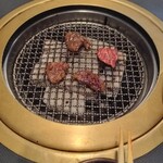 炭火焼肉食道園 - しっかり焼くのが好きなタイプ