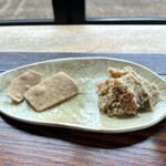 そばの里深萱ふ～ど - 【小皿】バリバリしたそばのあられ（?)とそばの実入りのおから