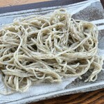 そばの里深萱ふ～ど - 【粗挽き盛りそば】粗挽きのツブツブが見える