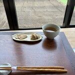 そばの里深萱ふ～ど - お茶と共に提供される小皿