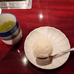 叙々苑 - 食後の日本茶とアイスクリーム