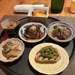 fu-fu shisen - ◆前菜6種盛り合わせ
      ・マグロ叉焼
      ・しらすとホタテの貝柱、干しエビ入りXO醬、
      ・根室のさんま火鍋煮、トマト風味
      ・木の子腐乳マリネ
      ・グリーンピースと自家製蒸しパン
      ・柿のパプリカキクラゲのチリ