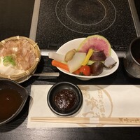 飛騨牛一頭家 馬喰一代 岐阜神田 - ザル豆腐と野菜スティック(ニンジン・大根・紅芯大根・キュウリ・パプリカ・トマト・サツマイモ・サトイモ・栗・落花生) - 野菜は好き嫌い分かれそう。