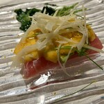 ポンテ ベッキオ - 本マグロの軽いスモークと新ショウガのサラダ〜日本酒のオランデーズとボッタルガを添えて
