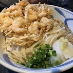 うどん家 こむぎ - 小海老ごぼうかき揚げぶっかけ(温、細麺)