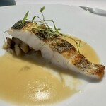 モトイ - 鱸のポワレ　シェリービネガーのバターソース